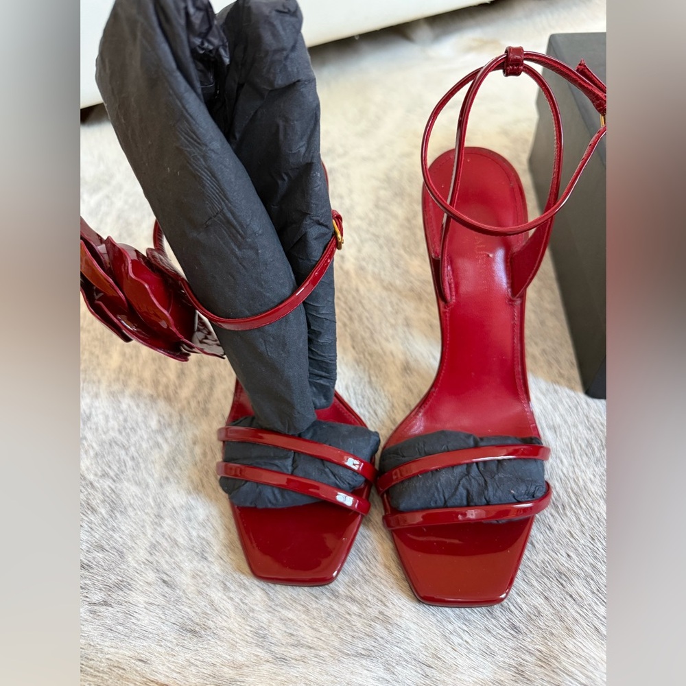 Saint Laurent AMBER FLOWER SANDALS IN PATENT LEATHER 38
